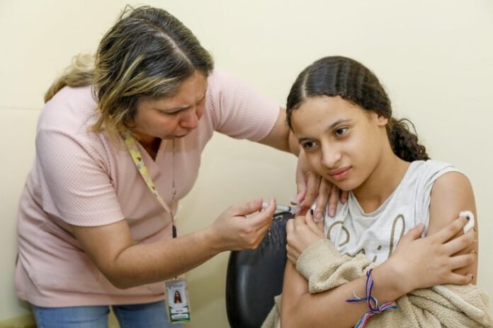 Vacinacao-contra-a-dengue.-Foto-Jhonatan-Cantarelle-Agencia-Saude-DF-768x512