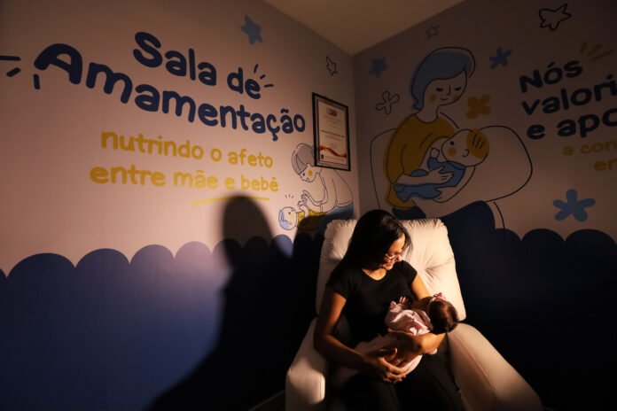 12.8. Amamentação. Cassia Gomes_(Evento_-_Cofen)_-_Foto_Sandro_Araújo_(12)