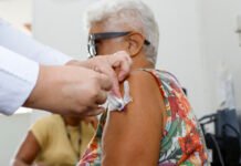 Vacinação de adultos contra a covid-19 é retomada em UBSs do DF com a chegada de 50 mil doses