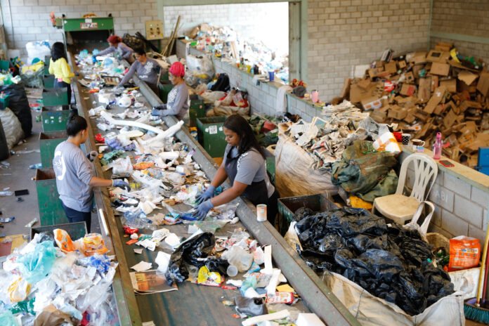 31082024---separao-correta-de-lixo-reciclvel-tem-efeito-positivo-at-na-sade-de-catadores_53961486515_o (1)