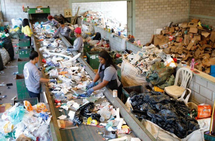 Coleta seletiva feita por cooperativas de catadores completa 10 anos no DF