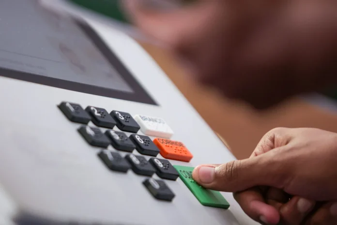 alunos-da-rede-publica-de-ensino-fazem-aulao-e-simulacao-de-voto-em-evento-de-30-anos-da-urna-eletronica-na-sede-do-tribunal-superior-eleitoral-tse-metropoles-4-scaled (1)