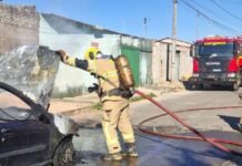 Carro pega fogo próximo a casa e bombeiros controlam incêndio em Planaltina