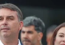 Flávio Bolsonaro participa de missa em Brasília e aguarda visita ao pai