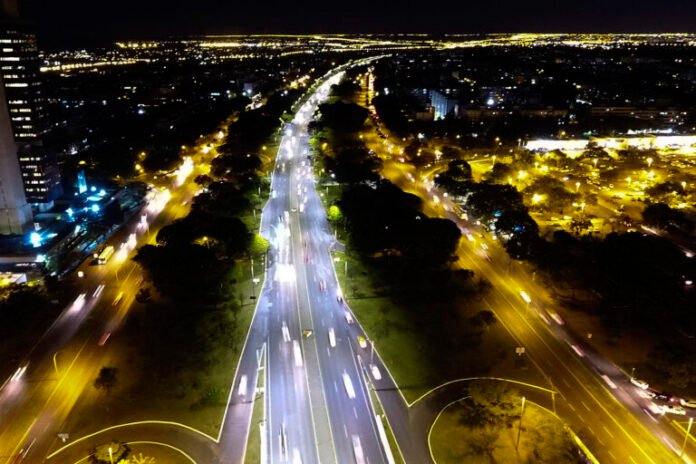 Eixos Norte e Sul e Buraco do Tatu ganham iluminação de LED